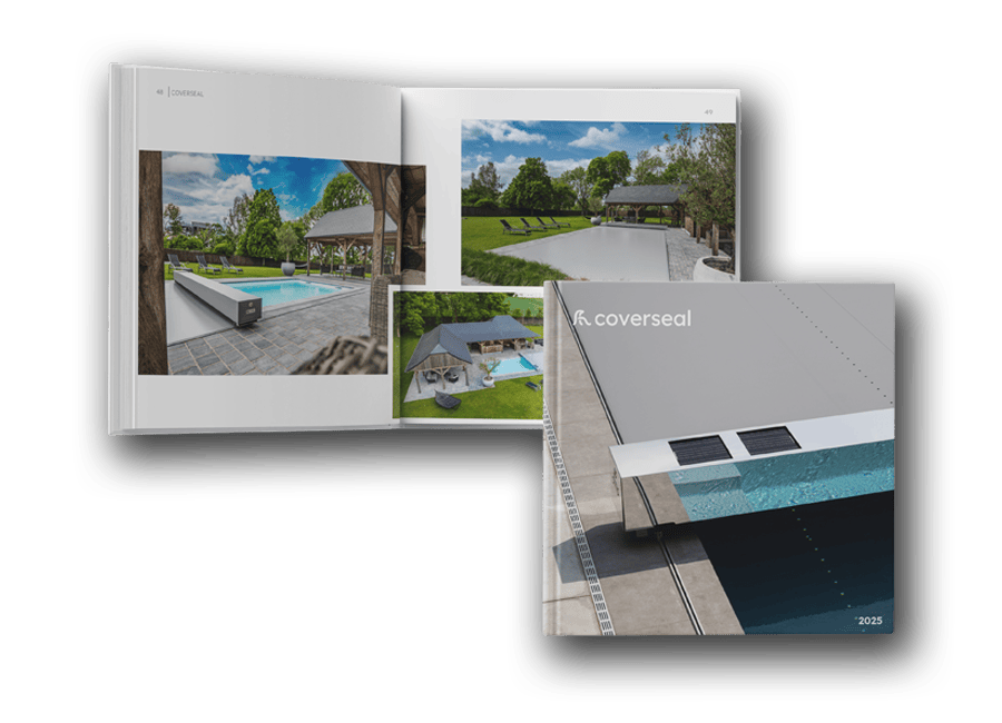 Catalogue ouvert présentant des piscines couvertes dans des jardins verdoyants, avec une couverture de piscine grise affichant le logo Coverseal.