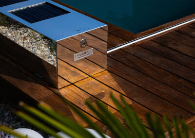 Habillage "effet Miroir" avec panneaux solaires, intégré à la terrasse de piscine pour l’automatisation du volet.