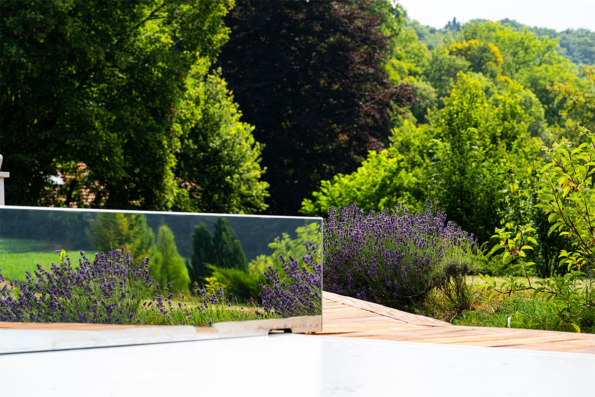 Habillage "effet Miroir" reflétant la végétation et les lavandes autour de la piscine.
